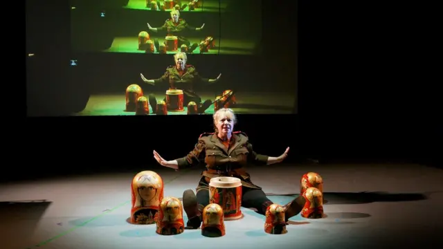 Ирина Селезнева-Хорнер на сцене с матрёшками