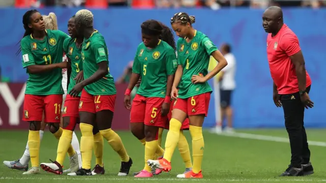 L'entraîneur camerounais Alain Djeumfa (à droite) encourage son équipe à poursuivre la partie après que le but de l'Ajara Nchout a été écarté pour hors-jeu.