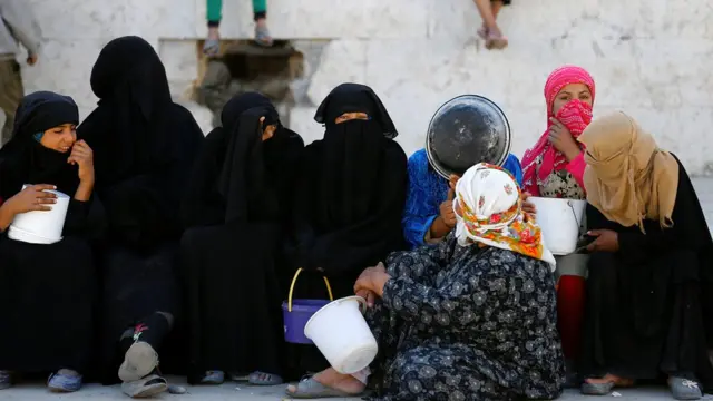 叙利亚妇女等候领取救济粮