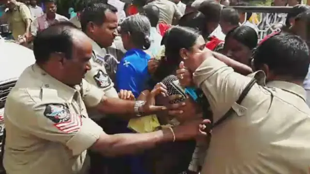 మహిళల్ని నెడుతున్న పోలీసులు