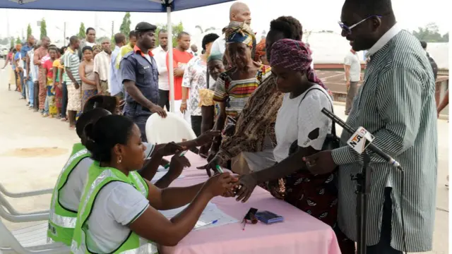 Awọ̀n oludibo kan n gbaradi lati dibo
