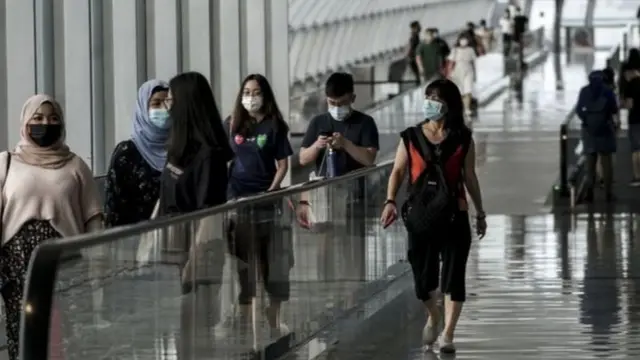 2020年3月到12个月中,新航九个月内亏损了16.6亿美元,其乘客群萎缩了97.6%。