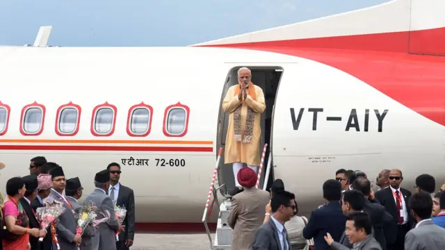 नरेंद्र मोदी, भारत, नेपाल, नेपाल के प्रधानमंत्री खड्ग प्रसाद शर्मा ओली