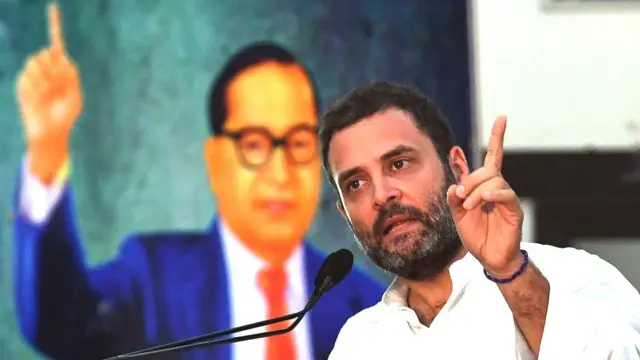 રાહુલ ગાંધીની તસવીર પૃષ્ઠભૂમિમાં બાબા સાહેબ આંબેડકરની તસવીર