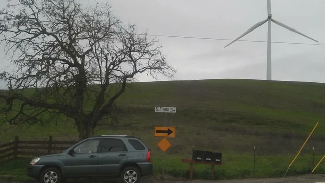 سینا عاشق توربین‌های بادی نسل اول و قدیمی است. می‌گوید از این که این توربین‌ها بدون توجه به تحولات اطرافشان تصمیمی برای توقف ندارند لذت می‌برد