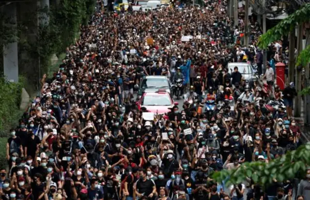 ผู้ชุมนุมที่รวมตัวกันที่ สถานีรถไฟฟ้า BTS อุดมสุข