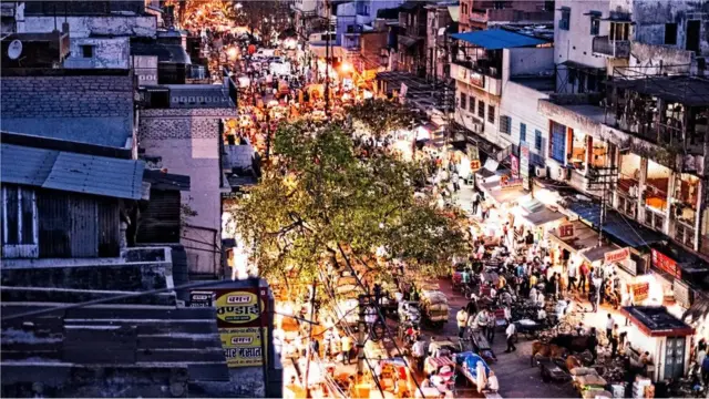 જૂની દિલ્હીની ચાંદની ચોક બજારમાં રસ્તા પર ઊભી રહેતી લારીઓમાં 'દૌલત કી ચાટ' વેચાવા લાગે છે