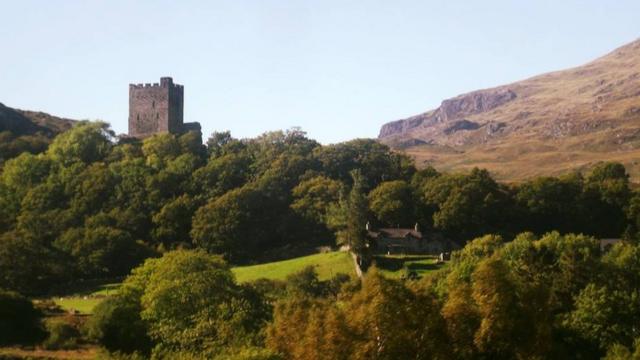 Руины замка Долвиделан на сеере Уэльса