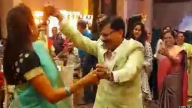 मुलीच्या विवाहात जल्लोष करताना संजय राऊत