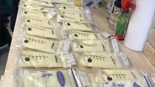 Bolsas de leche producidas por Katy Watson