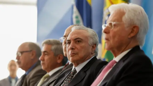Temer com Moreira Franco e outros ministros em solenidade