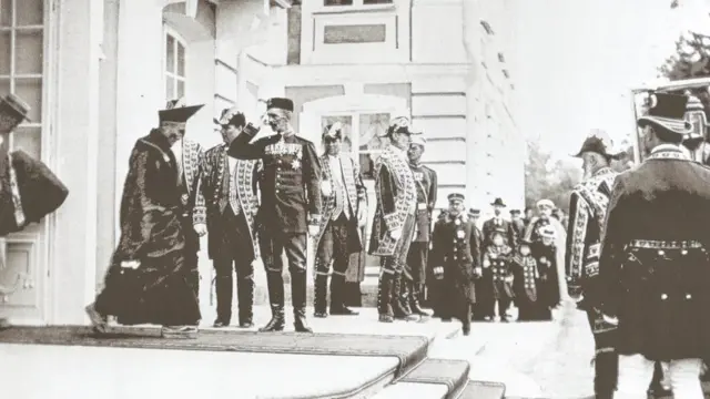 Агван Доржиев, выступающий в качестве посла Далай-ламы XIII, выходит из Большого Петергофского дворца после аудиенции у Николая II 23 июня 1901 года.