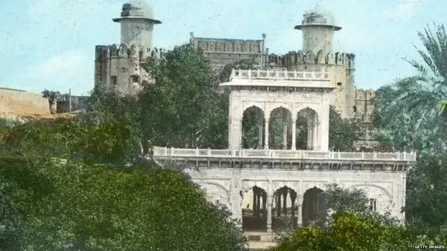 مہاراجہ رنجیت سنگھ کے دور میں لاہور قلعے میں اس پویلین کا اضافہ کیا گیا