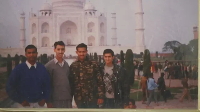 લેફ્ટનન્ટ વિજયંત થાપર પોતાના મિત્રો સાથે