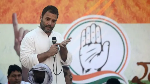 મંચ પર બોલતા રાહુલ ગાંધી