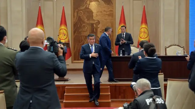 Жогорку Кеңеш кезексиз жыйынга чогулуп, президент Сооронбай Жээнбековдун отставкасын кабыл алды