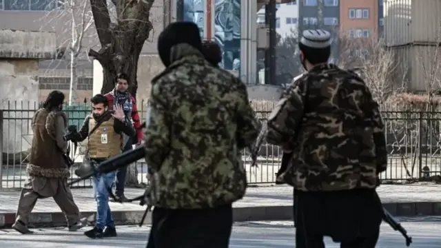 زنان در افغانستان می‌گویند طالبان به آن‌ها اجازه راهپیمایی و دادخواهی نمی‌دهد. صحنه‌ای از برخورد نیروهای طالبان با یک گزارشگر در تظاهرات زنان د رکابل