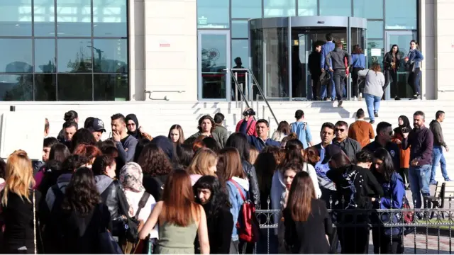 تجمع العشرات من النساء والمراسلين خارج المحكمة في كيريكالي يوم الأربعاء لمحاكمة القاتل الذي طعن طليقته في مقهى عام