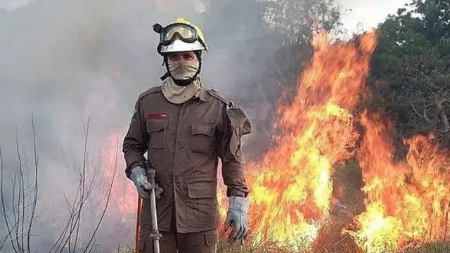 Firefighters dey try to quench fire for di Amazon rainforest