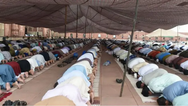 லாகூர் பாத்ஷாஹி மசூதியில் பக்ரீத் திருவிழாவின்போது நடைபெற்ற தொழுகை