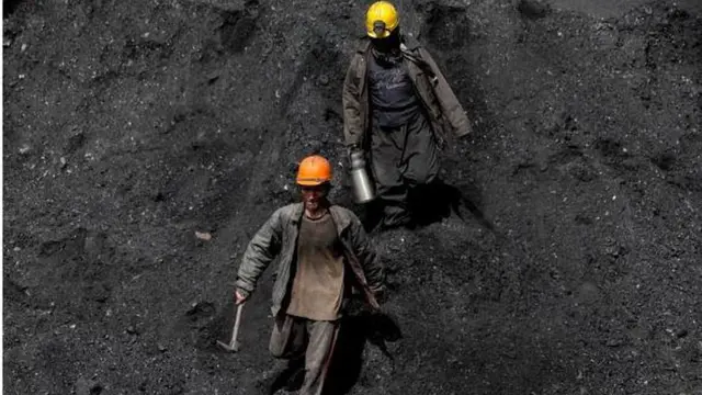 افغانستان کې ډېری کانونه په ناقانونه توګه کیندل کیږي.