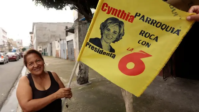 Mujer sosteniendo pancarta de Viteri