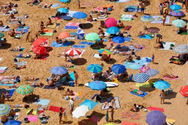 شاطئ فيه مصطافون