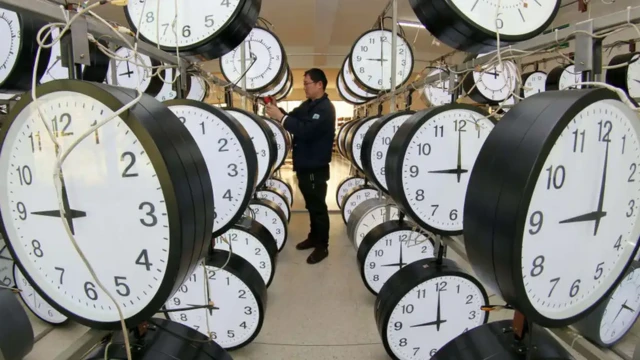 รูปช่างกับนาฬิกาหลายเรือน