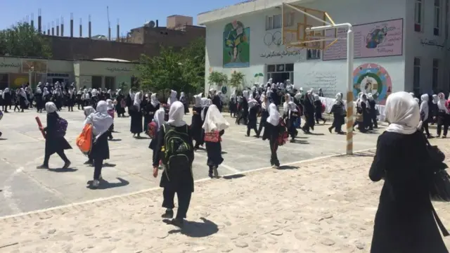نیمی از حدود ۸۰۰ هزار دانش‌آموز در هرات دخترند.