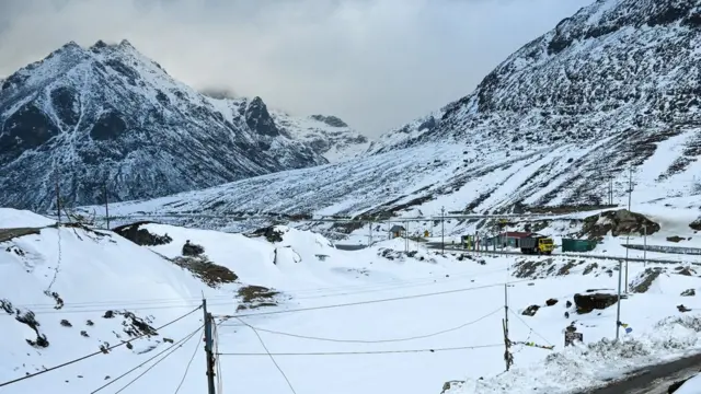 一輛貨車在通過印度阿魯納恰爾達旺地區色拉山口（中國稱藏南西山口）的公路（5/4/2023）