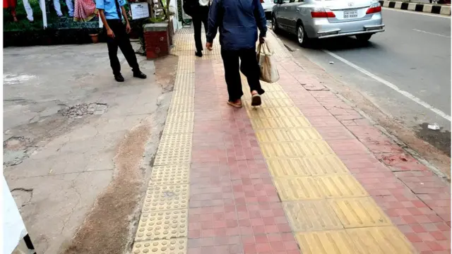 দৃষ্টি প্রতিবন্ধীদের চলাচলের সুবিধার্থে ঢাকার কয়েকটি এলাকার ফুটপাথে ব্লক টাইলস বসানো হয়েছে।