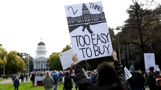 Una manifestante con un cartel