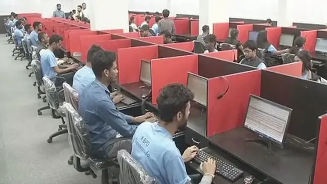 ਕੰਪਿਊਟਰ ਤੇ ਕੰਮ ਕਰਦੇ ਕਰਮਚਾਰੀ