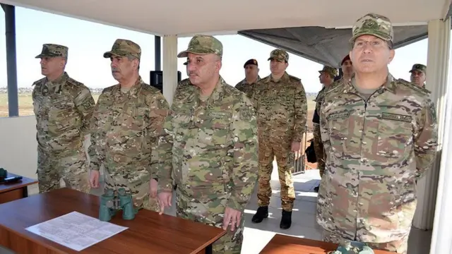 Эрсай (крайний справа) рядом с минобороны Гасановым (второй слева) на проверке военных частей дислоцированных у границе с Ираном