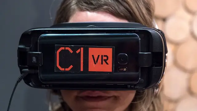 Chica con equipo de realidad virtual
