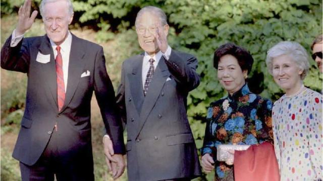 NY - JUNE 9 1995: Cornell University President Frank H.T. Rhodes (L) and Taiwan's President Lee Teng-Hui (2nd L) wave to members of the media as they enter a dinner in honor of the Taiwanese leader 09 June at Cornell University in Ithaca, New York. Lee's wife, Lee Tseng Wen-Fui (2nd R) and Rhodes wife, Rosa (L), joined their husbands at the celebration. Lee is currently on a five-day visit to Cornell, his alma mater. AFP PHOTO (Photo credit should read BOB STRONG/AFP/Getty Images)
