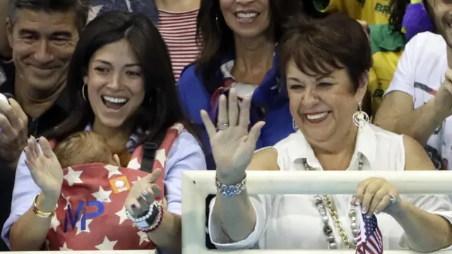 La madre (derecha) y la novia de Phelps (izquierda), con el bebé