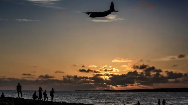 Xilli galab ah oo qoraxdu sii dheceysay iyo dad ku sugan Xeebta Jasiira, waxaa dushooda mareysay diyaarad ku sii degeysay garoonka Aadan Cade