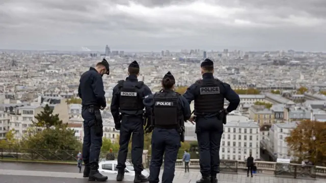 Askar boolis Faransiis ah oo taagan taag magaalo Faransiiska ku taalla