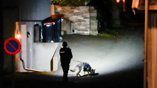 Policía investigando.