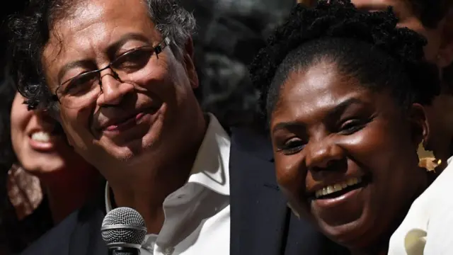Francia Márquez junto a Gustavo Petro celebrando la victoria electoral.