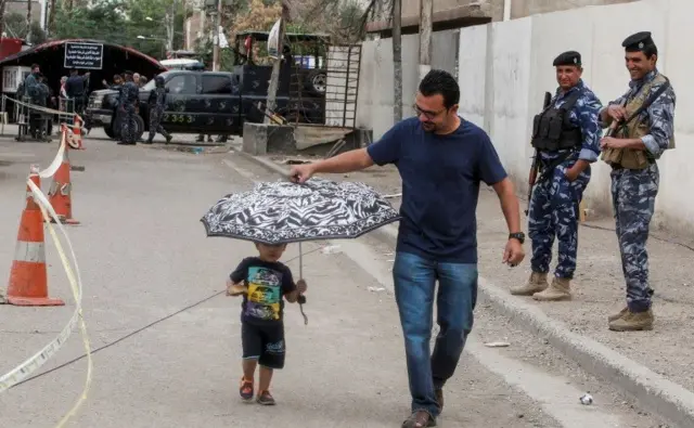 به سوی مرکز رأی‌گیری در خیابان کراده در مرکز بغداد