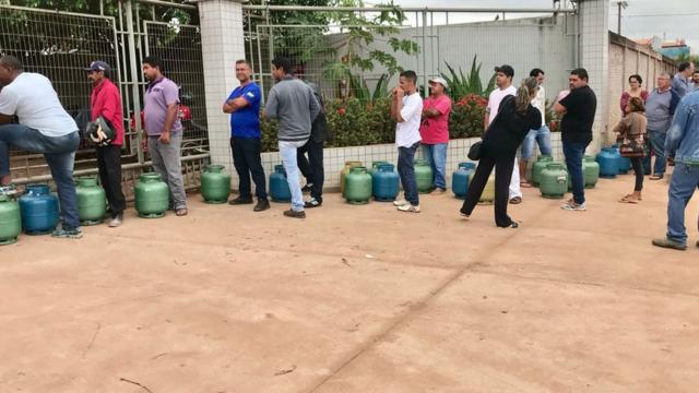 Fila de consumidores com botijões de gás, para trocar botijão vazio por outro cheio, em Várzea Grande (MT), região metropolitana de Cuiabá. Foto: Alan Rener Tavares