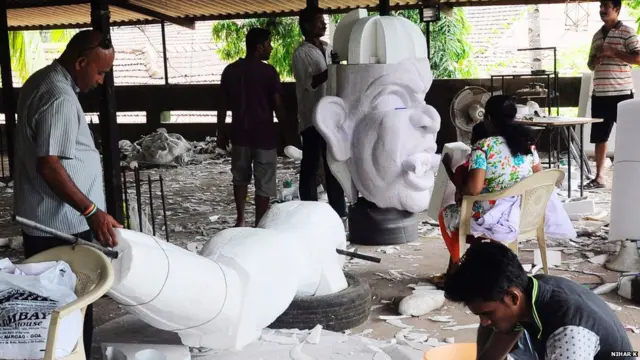 शेतातून भाताचं पीक काढून झालं कि उरणारं तण नरकासुर बनवायला वापरलं जायचं.