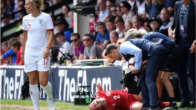 لاعبة دنماركية ملقاة على الأرض