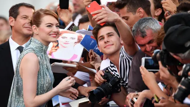 Yönetmen Damien Chazelle (sol), aktris Emma Stone (soldan ikinci)