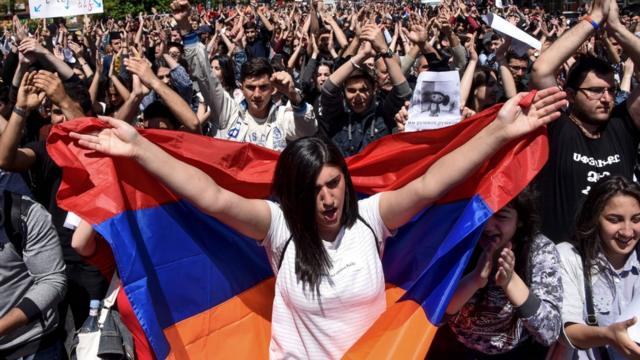 Девушка с флагом Армении