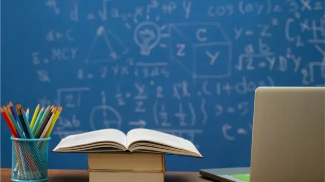 পড়ার টেবিল গোছানোটাও পড়াশুনা শুরুর পূর্ব প্রস্তুতি বলে মনে করেন বিশেষজ্ঞরা।