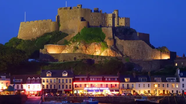 Замок Монт-Оргёй