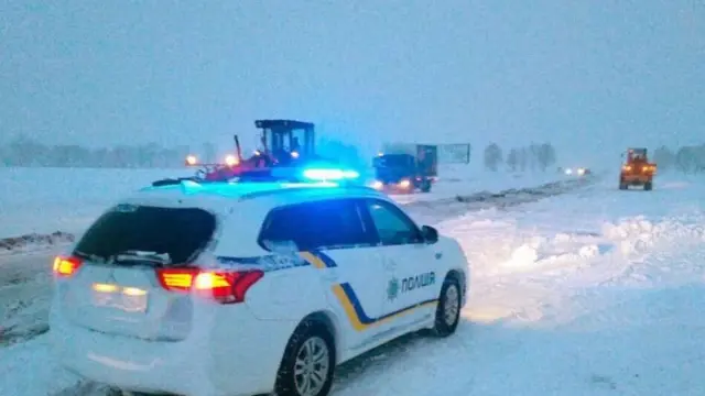 Негода в Україні: затори і перекриті через сніг дороги